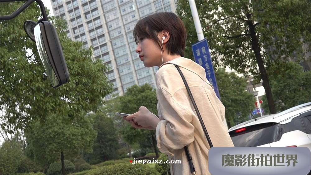 短发小姐姐不但人长得清秀，一双粉嫩玉足更是令人垂涎