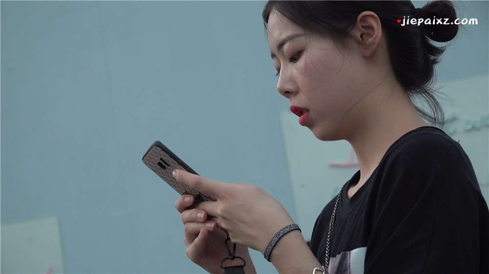 街拍白嫩玉足凉高靓妹 [1.57 GB/avi]