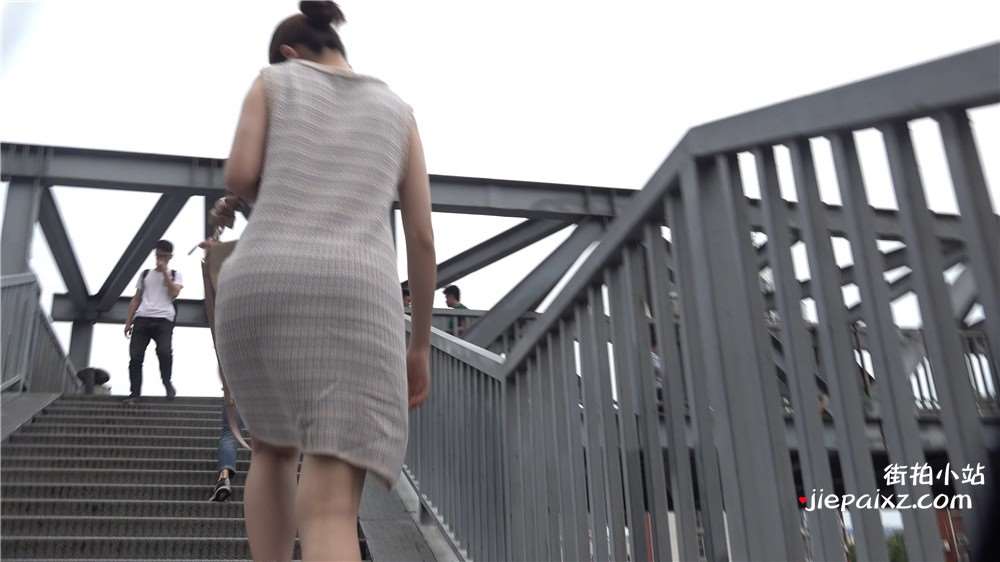 跟拍连衣裙美足气质美女 [0.98 GB/avi]