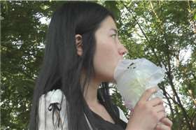 4k-喝着豆浆等公交的美女，一双干净的坡高跟素脚丫。