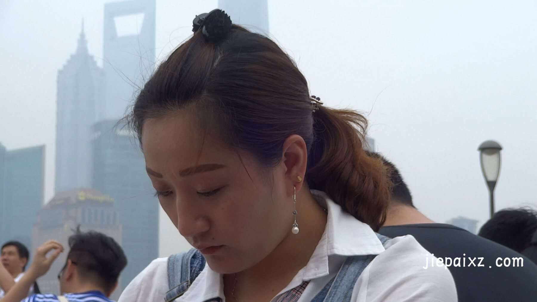 牛仔裙丝袜少妇 [441 MB/MP4]