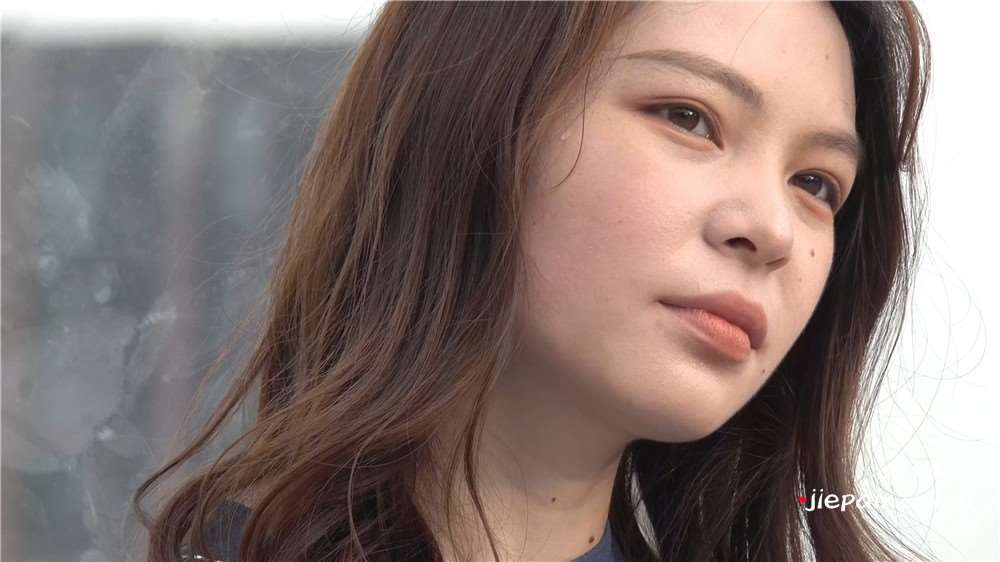 极品粉嫩的街拍美足短裙MM [1.12 GB/AVI]