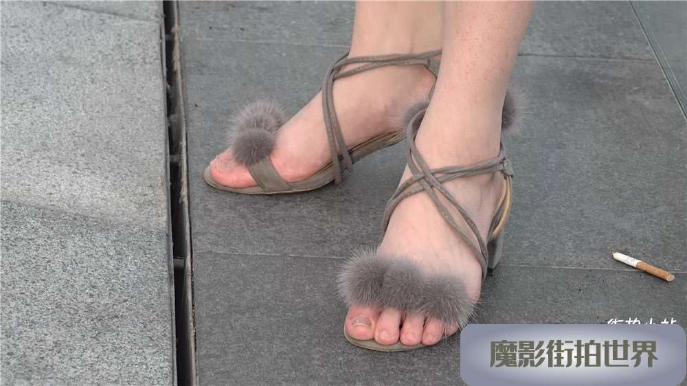 超级粉嫩街拍美足MM（2） [1.66 GB/MP4]