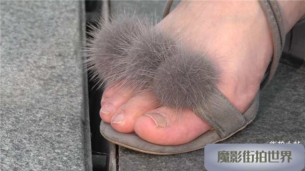 超级粉嫩街拍美足MM（2） [1.66 GB/MP4]