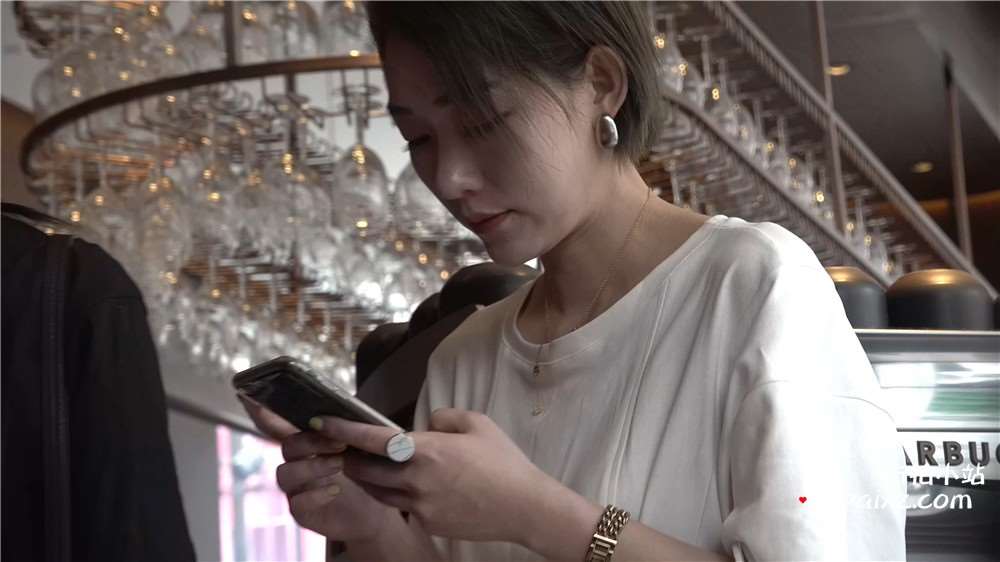 短发美白的玉足姐姐 [729 MB/avi]