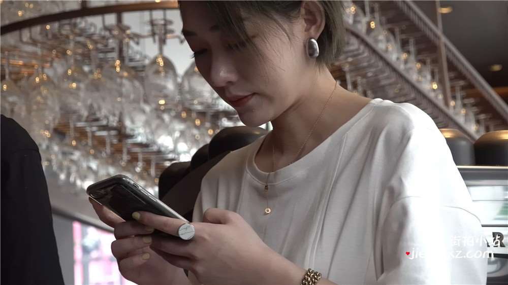 短发美白的玉足姐姐 [729 MB/avi]