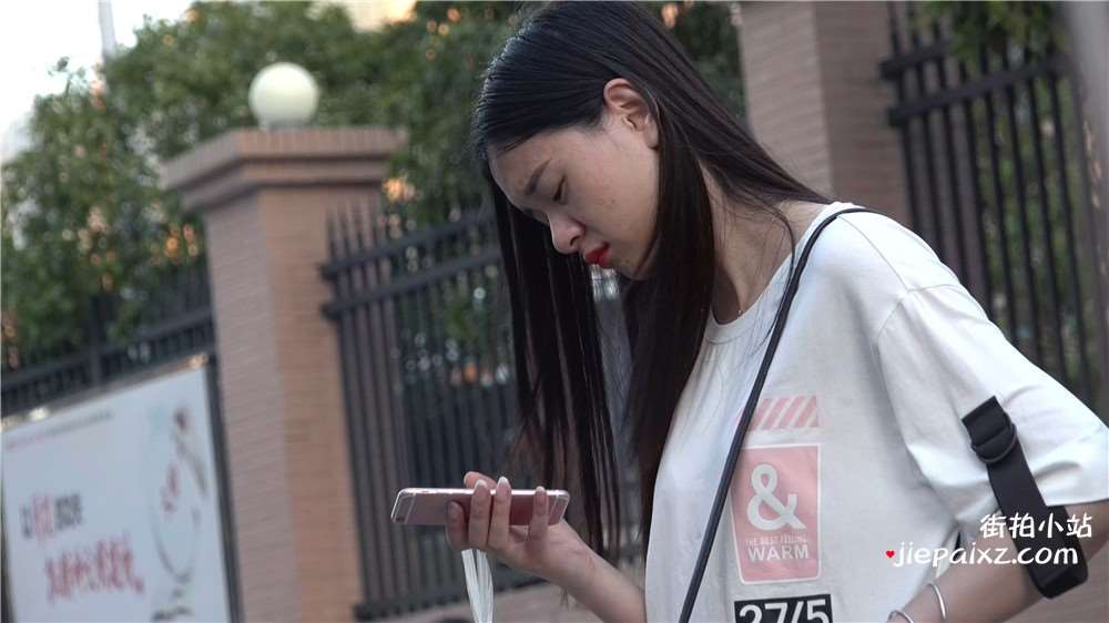 等公交的凉高跟小姐姐皱起了眉头 [1.63 GB/avi]