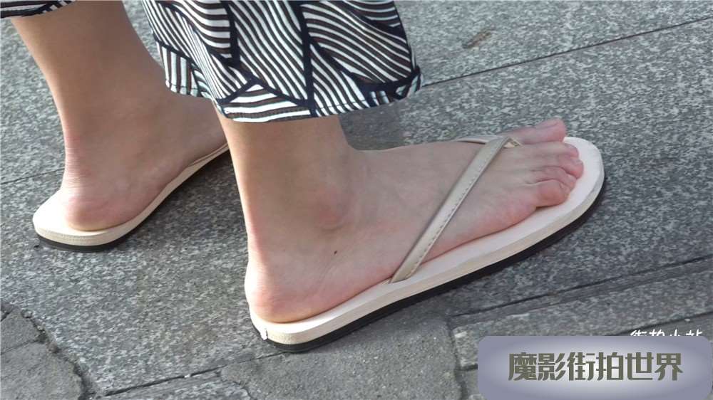 4K - 偶遇白嫩的美足人字拖少女 [1.27 GB/AVI]