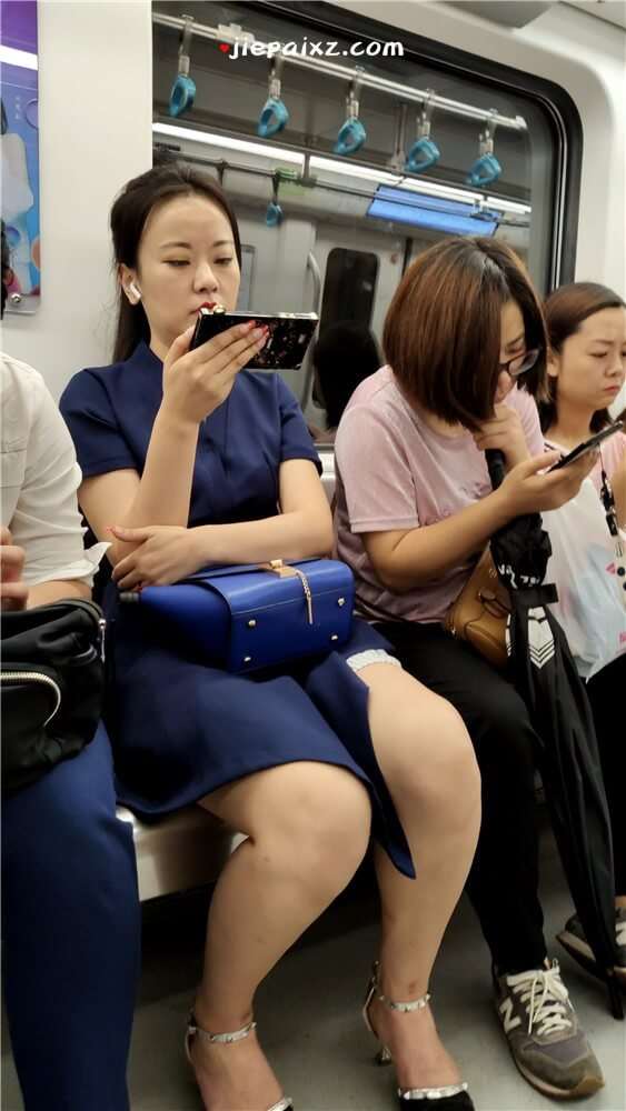 街拍地铁上的美女美腿