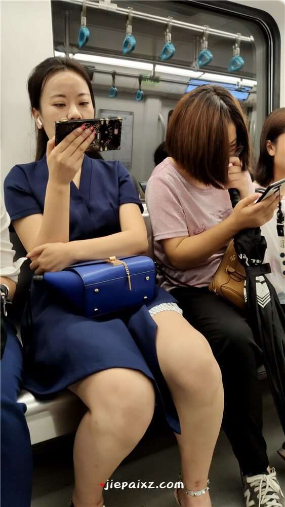 街拍地铁上的美女美腿