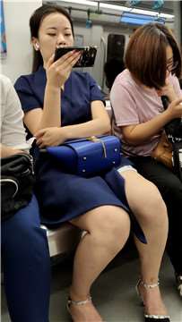 街拍地铁上的美女美腿