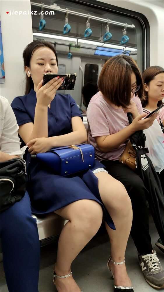 街拍地铁上的美女美腿