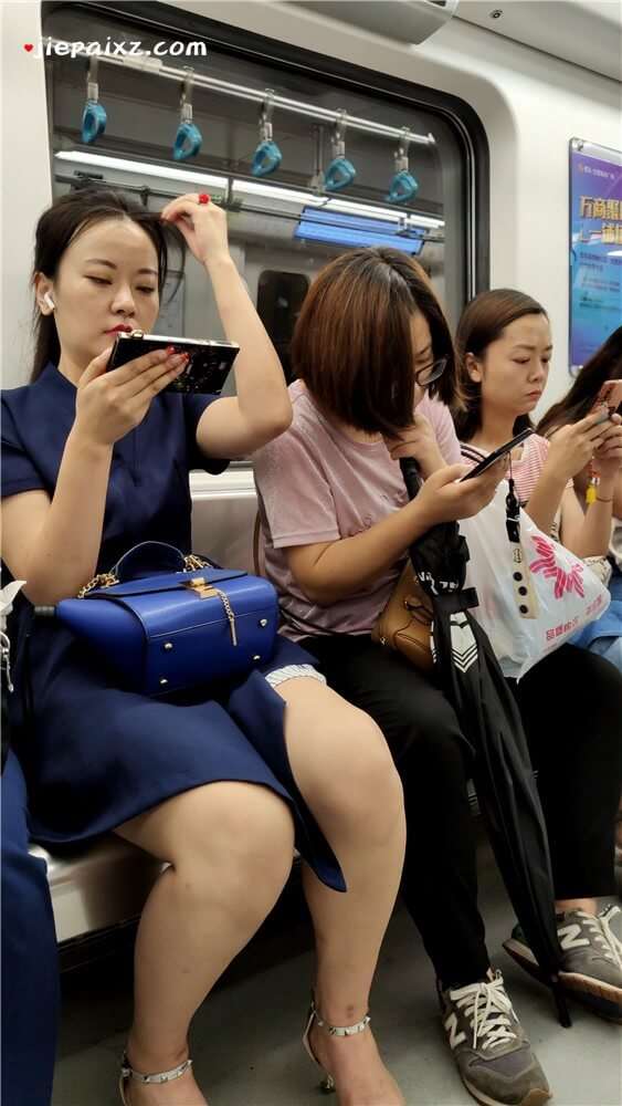 街拍地铁上的美女美腿