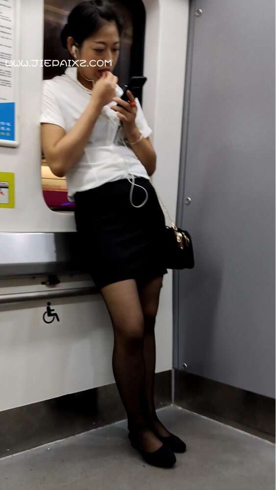街拍成熟包臀裙黑丝ol制服姐姐 [634 MB/MP4]