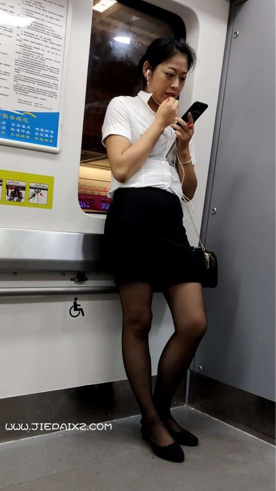 街拍成熟包臀裙黑丝ol制服姐姐 [634 MB/MP4]
