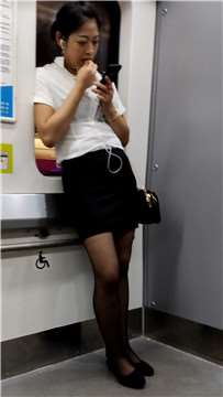 街拍成熟包臀裙黑丝ol制服姐姐 [634 MB/MP4]