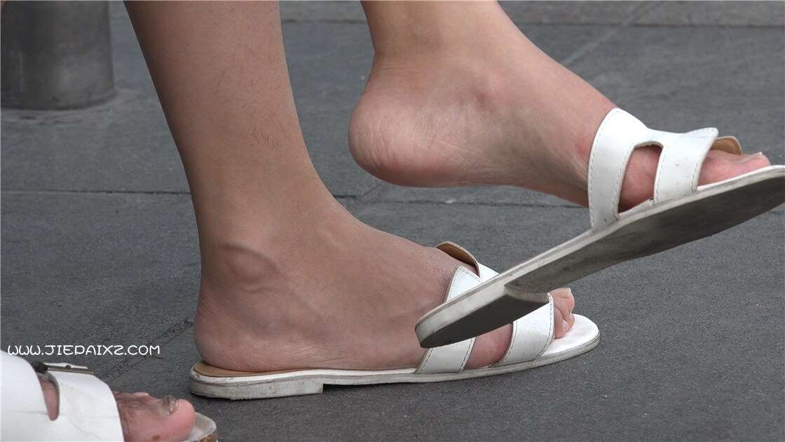 4K 一双被高跟鞋伤过的美足 [1.37 GB/MP4]