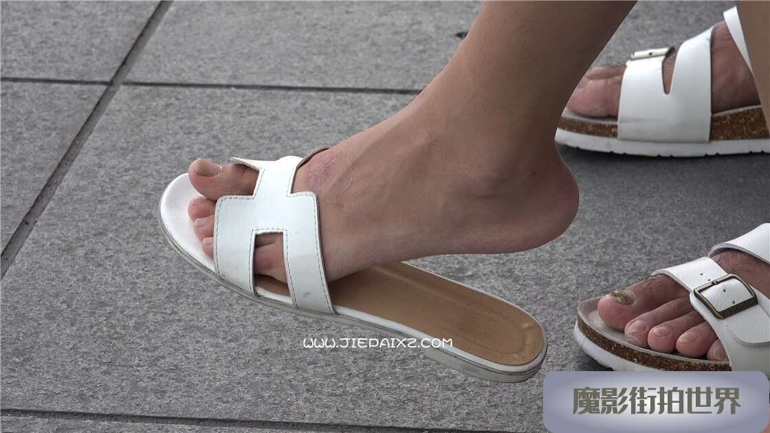 4K 一双被高跟鞋伤过的美足 [1.37 GB/MP4]