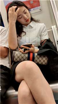 甜美的酒窝美女
