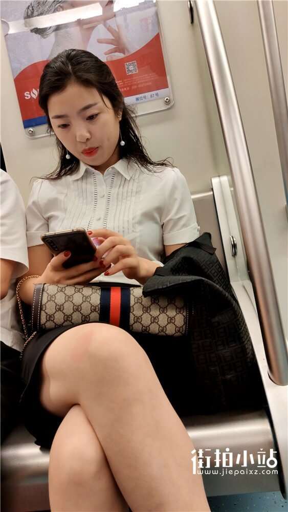 甜美的酒窝美女