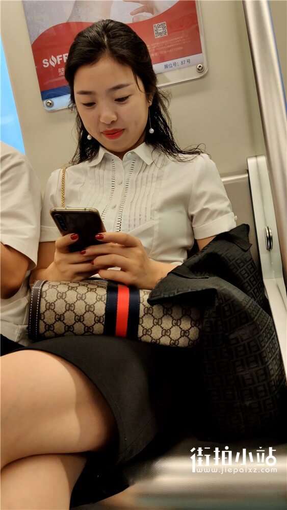 甜美的酒窝美女