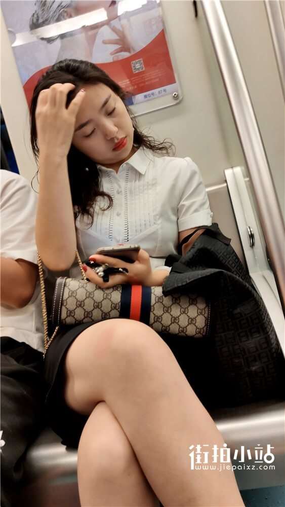 甜美的酒窝美女