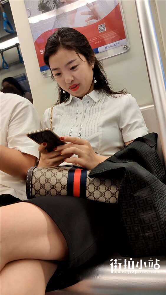 甜美的酒窝美女