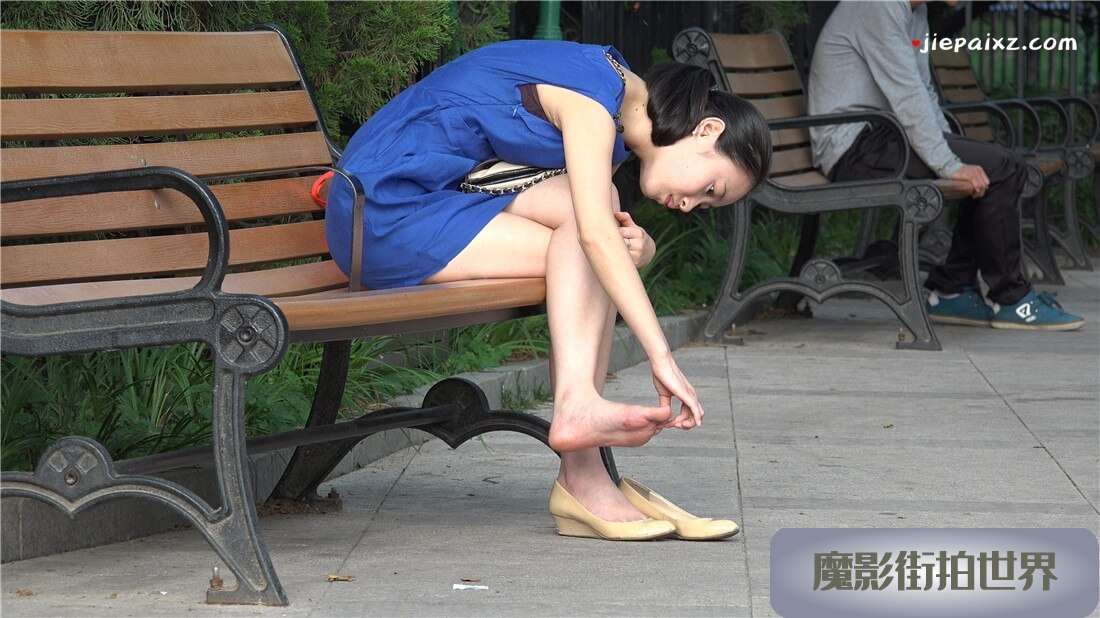 4K - 蓝裙女孩难道是发现被拍故意玩起脚来？ [1.06 GB/MP4]