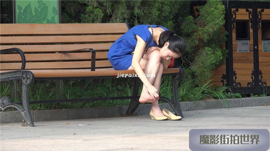 4K - 蓝裙女孩难道是发现被拍故意玩起脚来？ [1.06 GB/MP4]