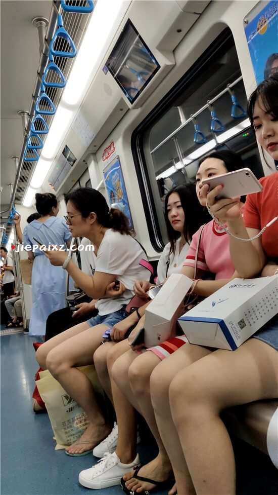 甜美的包臀紧身牛仔裙少女 [868 MB/mp4]