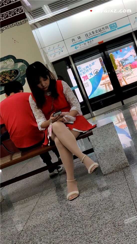 街拍红色短裙丝袜美眉 [1.04 GB/mp4]