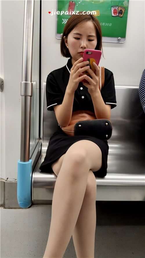 娇小的肉丝袜美腿小媳妇 [517 MB/MP4]