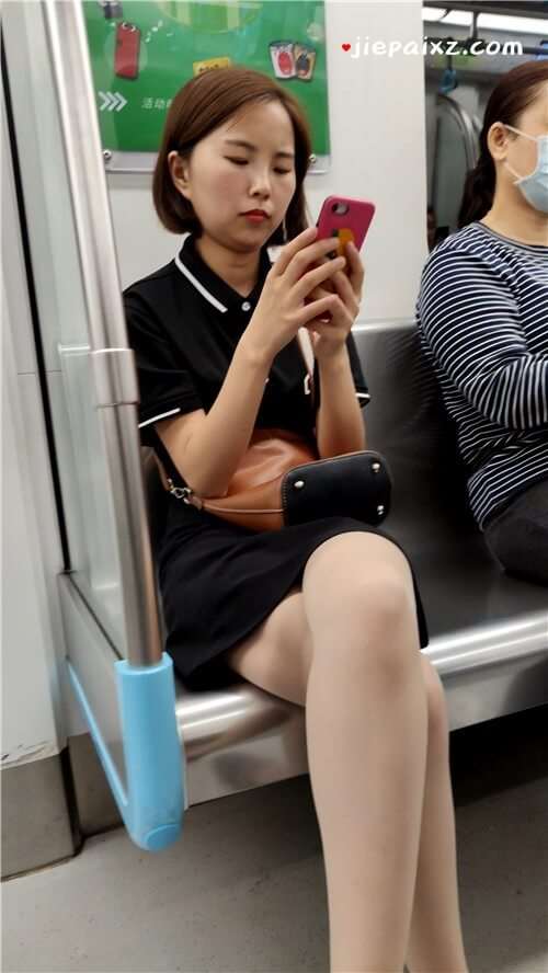 娇小的肉丝袜美腿小媳妇 [517 MB/MP4]