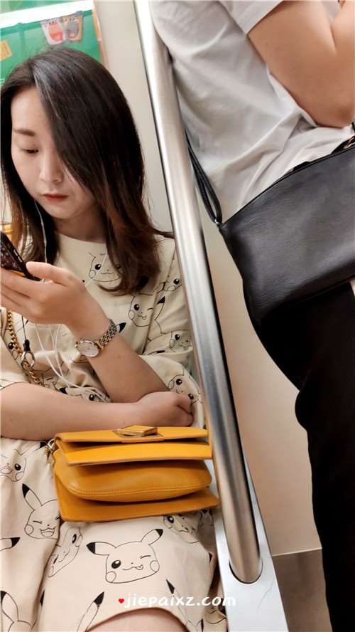 玩手机无聊发呆的肉丝袜美眉 [977 MB/mp4]