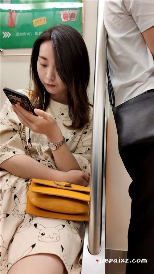 玩手机无聊发呆的肉丝袜美眉 [977 MB/mp4]