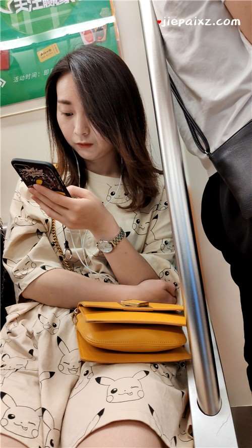 玩手机无聊发呆的肉丝袜美眉 [977 MB/mp4]