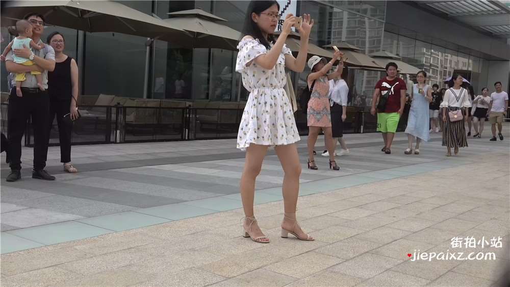 连衣长裙街拍美足凉高跟s妇 [1.51 GB/avi]