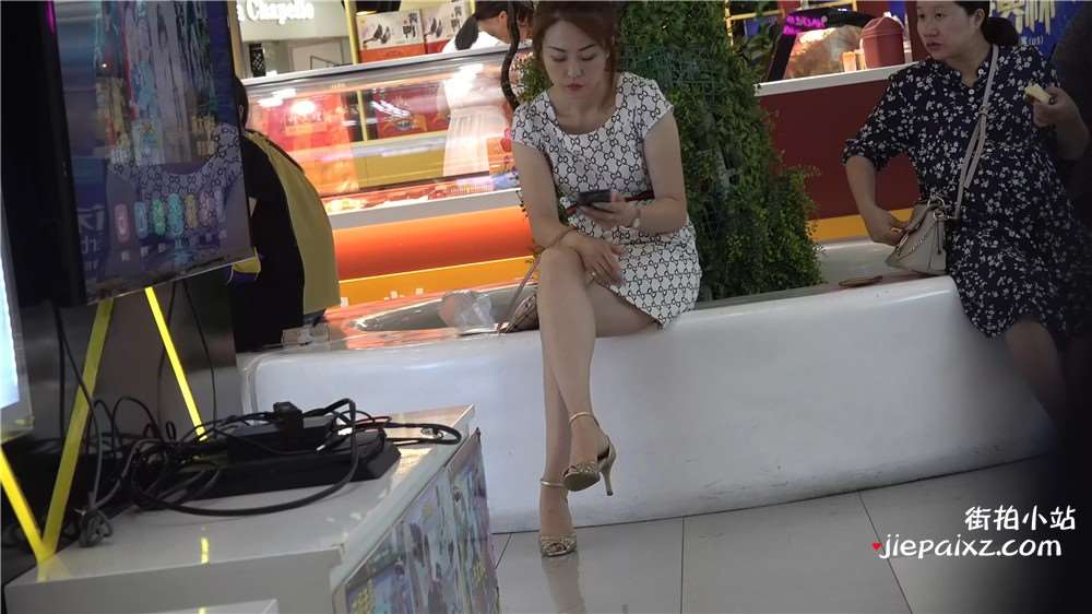 相当有感觉的金色鱼嘴高跟美妇 [2.49 GB/avi]