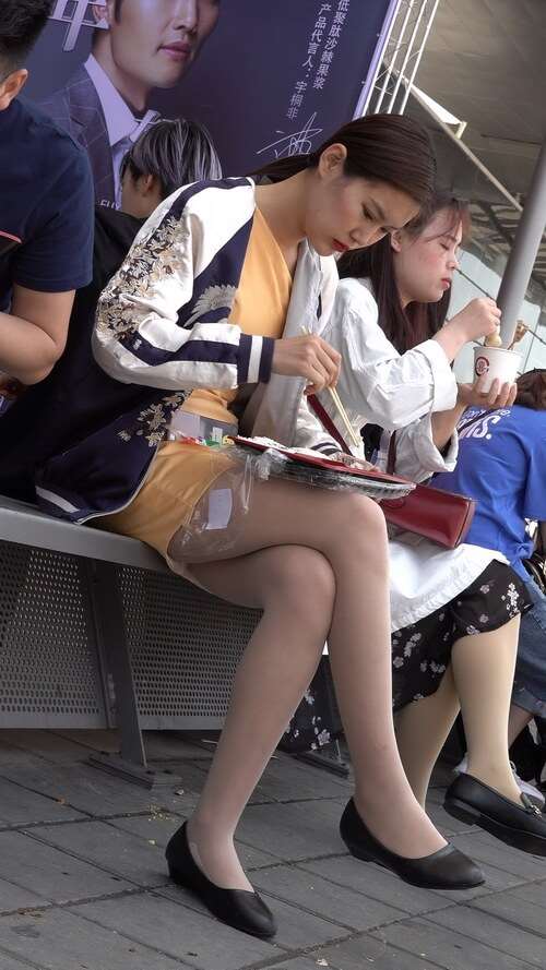 吃外卖的肉丝袜美眉