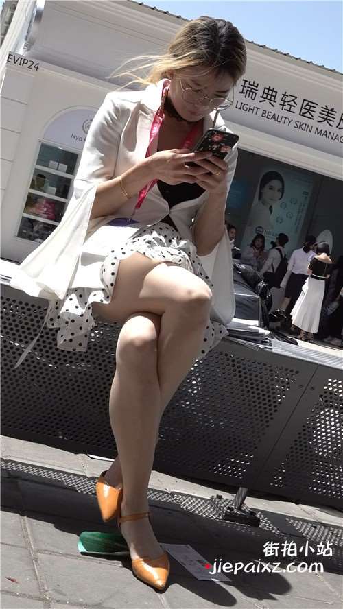 低头玩手机的丝袜高跟气质美女