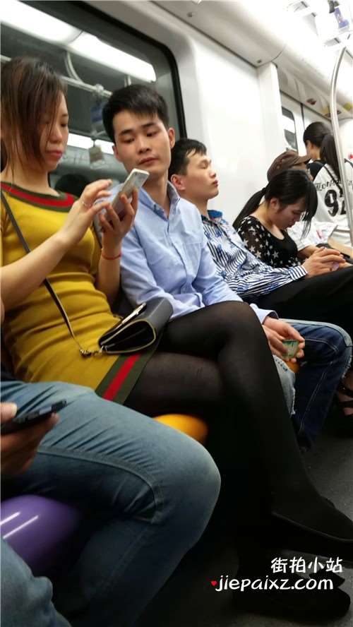 地铁上的黑丝MM