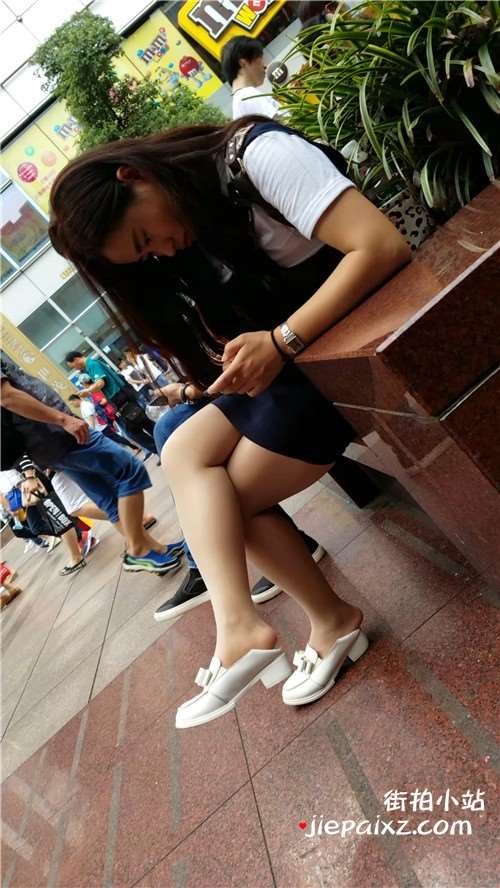 花圃边的街拍肉丝袜白鞋MM