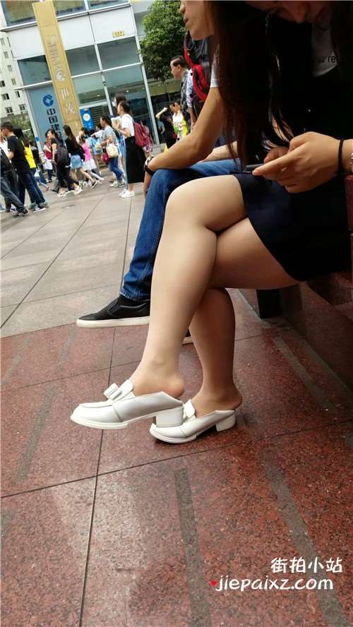 花圃边的街拍肉丝袜白鞋MM