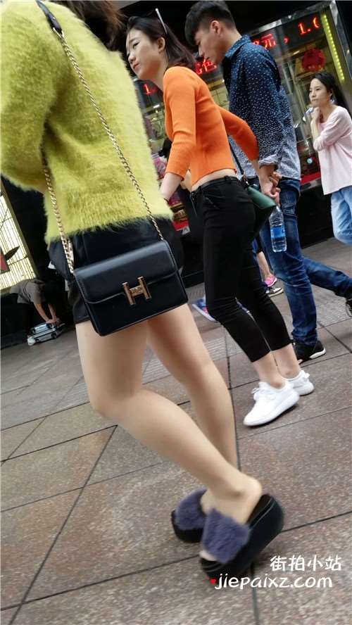 街拍丝袜黄色毛衣美眉