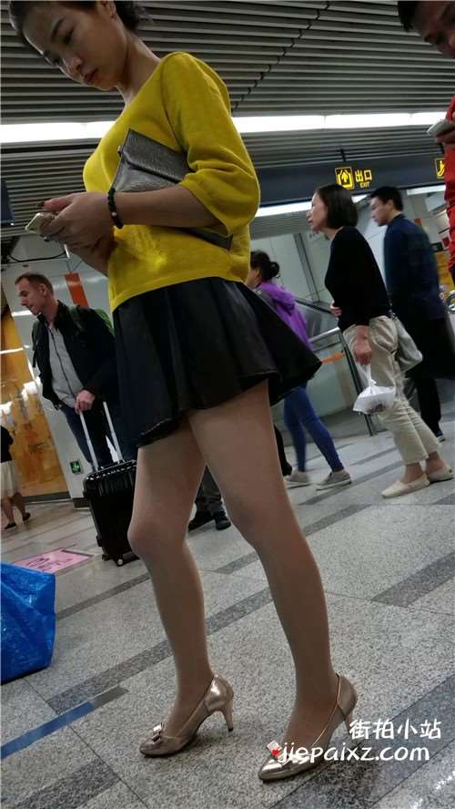 黄衣服，短裙，街拍丝袜高跟苗条美女