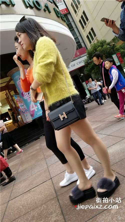 街拍丝袜黄色毛衣美眉