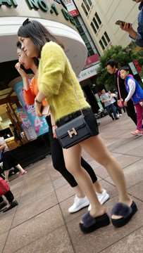 街拍丝袜黄色毛衣美眉