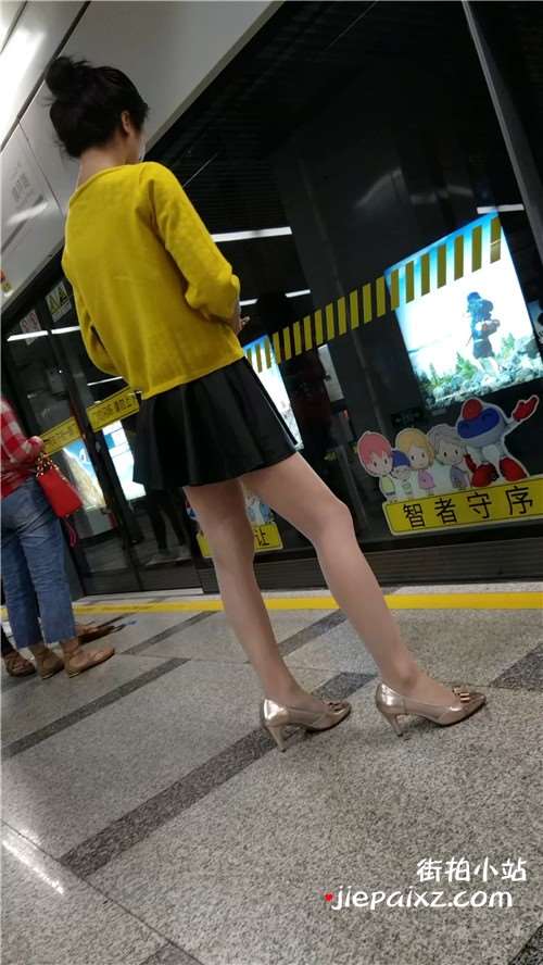 黄衣服，短裙，街拍丝袜高跟苗条美女