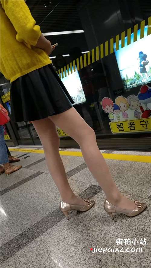 黄衣服，短裙，街拍丝袜高跟苗条美女