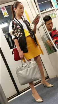 黄色短裙，丝袜，高跟高挑美女